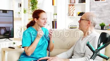 白种人女护士在明亮舒适的养老院里倾听老人的<strong>心跳声</strong>